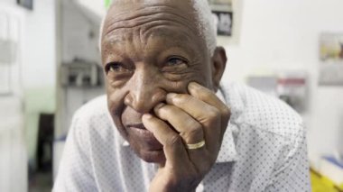 Gri Saçlı Kıdemli Afrikalı Amerikalı Centilmen Konuşuyor, Hizmet Tezgahına Yaslanıyor