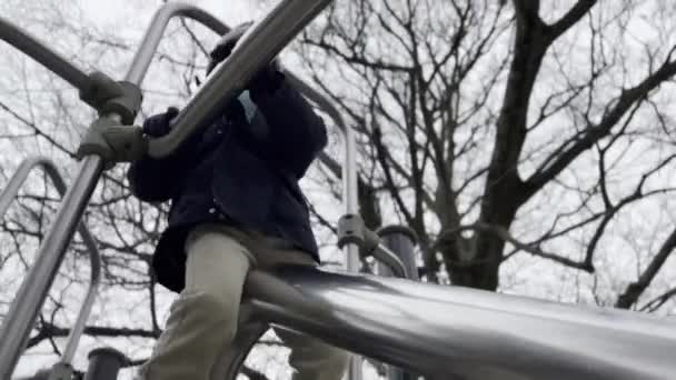 Zimna Pogoda Plac Zabaw Adventure Chłopiec Ciepłym Stroju Zjeżdżalnie Dół — Wideo stockowe