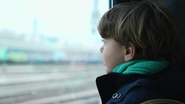 Introspektywny Zamyślony Dzieciak Podróżujący Pociągiem Gapiący Się Krajobraz Przejeżdżający Okna — Wideo stockowe