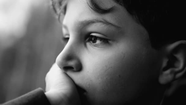 Sorgligt Deprimerat Barn Tittar Kollektivtrafik Fönster Kontemplation Fångas Monokromatisk Svart — Stockvideo
