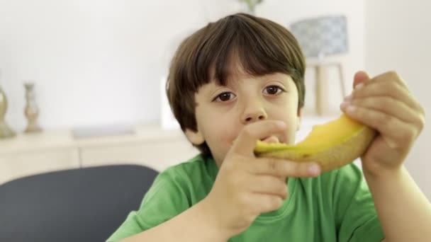 Glückliches Kind Gesundes Frühstück Melone Mit Freude Genießen — Stockvideo