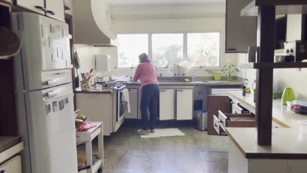 Rutina Cocina Diaria Mujer Almacenando Las Sobras Contenedor Refrigerador Casero — Vídeos de Stock