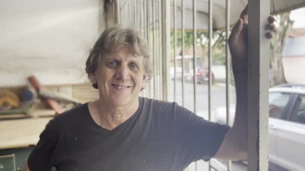 Oudere Houtbewerker Lacht Gelukkig Bij Camera Zijn Garage Workshop — Stockvideo