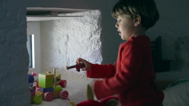 Candid Παιδί Βυθισμένο Σόλο Παιχνίδι Στην Κρεβατοκάμαρα Ένας Νεαρός Καυκάσιος — Αρχείο Βίντεο