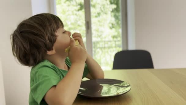 Radostné Dítě Ovocem Pokrytou Tváří Těší Zdravou Snídani Ranní Spokojenost — Stock video