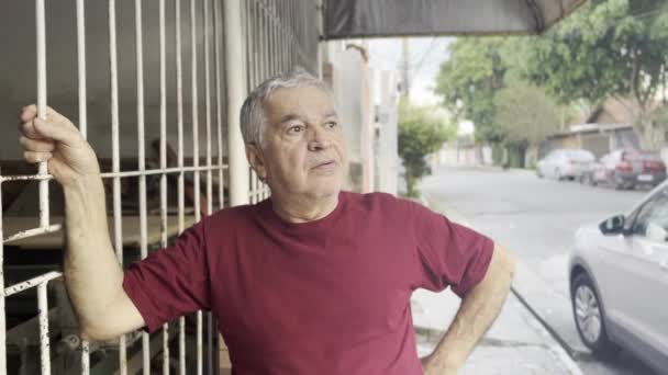 Preoccupato Intemperie Uomo Anziano Stand Fronte Suo Negozio Legno Garage — Video Stock
