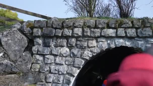 Paardrijden Door Een Donkere Tunnel Miniatuurtreinen Het Swiss Vapeur Park — Stockvideo