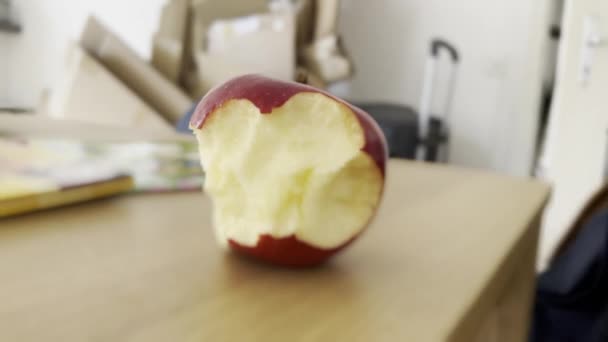 Bağımsız Nosh Yarısı Yenmiş Elmayı Bitiren Çocuk Sağlıklı Öğlen Yemeğini — Stok video