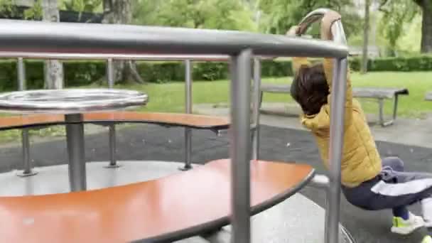 Umiejętności Discovery Dziecko Wisi Kręci Się Placu Zabaw Karuzela Odkrywanie — Wideo stockowe