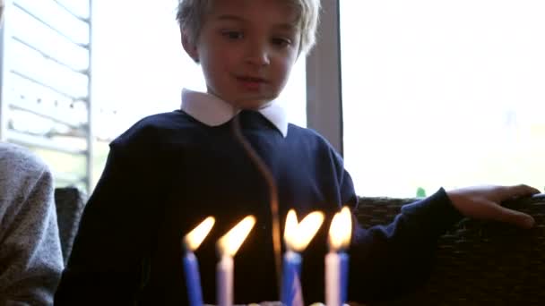 Kind Blaast Verjaardagskaarsen Chocoladetaart Een Jonge Jongen Blaast Kaarsen Tijdens — Stockvideo