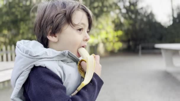 Ernährende Snack Pause Junge Der Park Eine Banane Trinkt Nachmittagsausflug — Stockvideo