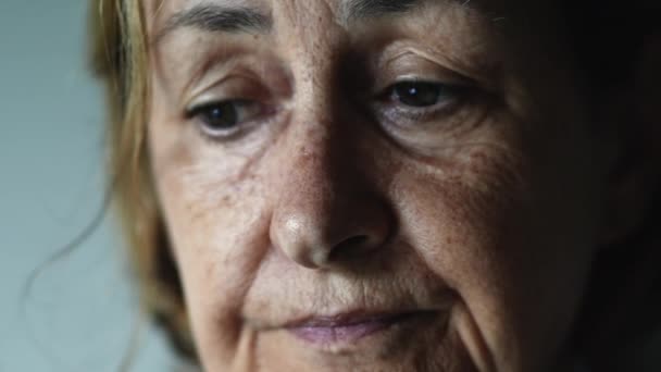 Κοντινό Πλάνο Της Ηλικιωμένης Κυρίας Που Δείχνει Βαθιά Συναισθηματική Αναταραχή — Αρχείο Βίντεο