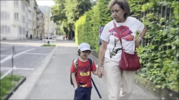 Wiedersehen Nach Der Schule Enkel Und Oma Hand Hand Kamera — Stockvideo