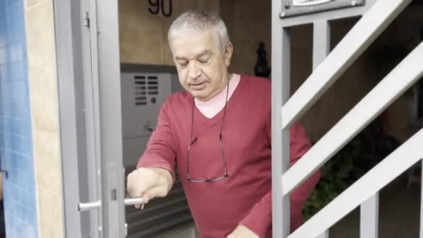 Przyjmując Lokalną Tradycję Brazylijski Senior Man Rozpoczyna Dzień Zwiedzania Tradycyjnego — Wideo stockowe