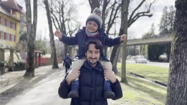 Conexión Familiar Padre Hijo Juegan Hombro Disfrutando Agradable Paseo Por — Vídeos de Stock