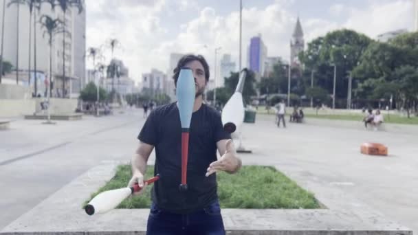 Delícias Fim Semana Conteúdo Jovem Malabarista Entretém Praça Cidade Abraçando — Vídeo de Stock