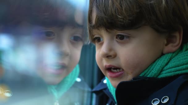 在火车窗口上沉思的儿童斜倚 用内省的情感观察世界的沉思儿童的近照 — 图库视频影像