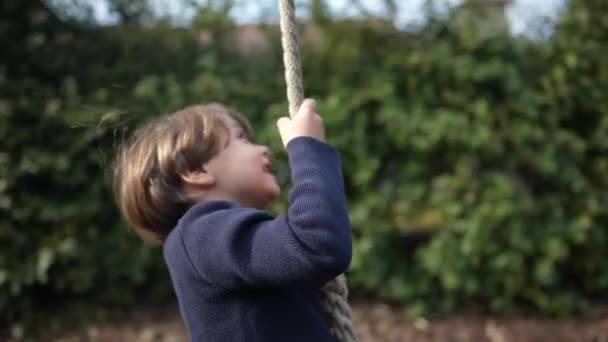 Dziecko Ślizgające Się Linie Linowej Docierające Końca Linii Trzymające Mocno — Wideo stockowe