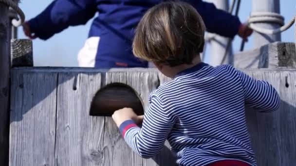Liten Pojke Klättrar Lekplats Struktur Upprätthålla Jämvikt Barn Går Upp — Stockvideo