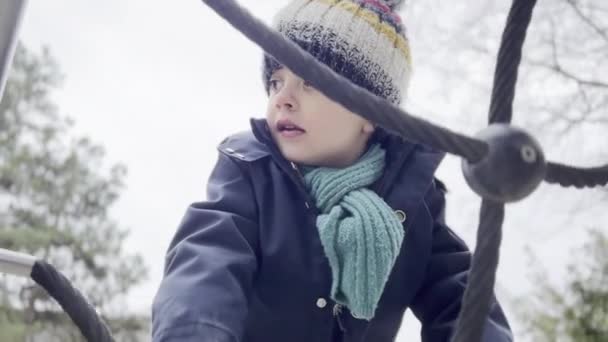 Winterliches Gleichgewichtsabenteuer Junge Erklimmt Metallplattform Auf Spielplatz Bei Kaltem Wetter — Stockvideo