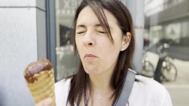 每天的冰淇淋灾难 妇女体验牙齿敏感和外溢甜点 — 图库视频影像