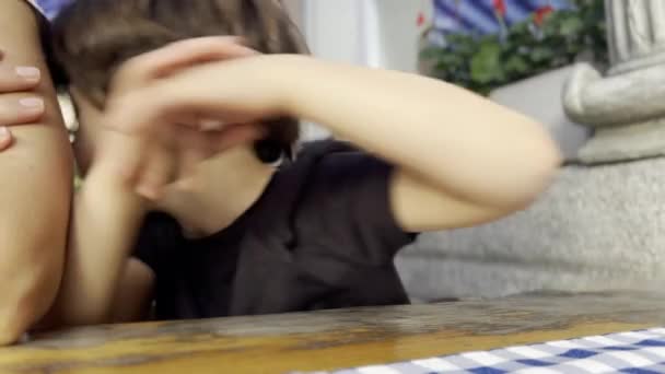 Reluctant Socialiseren Moe Child Retreats Mother Tijdens Maaltijd — Stockvideo