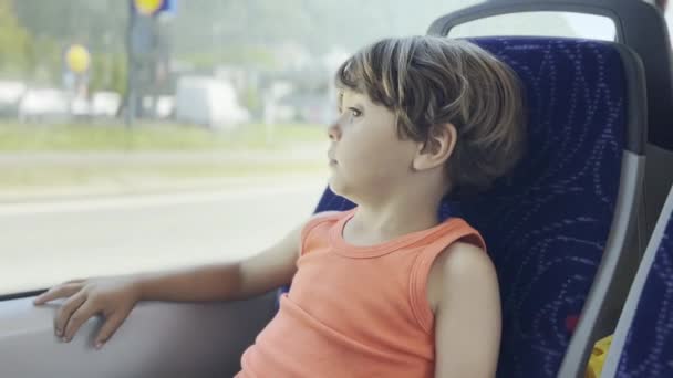 Niño Curioso Interactuando Con Vistas Explorando Europa Autobús Verano Ciudades — Vídeos de Stock
