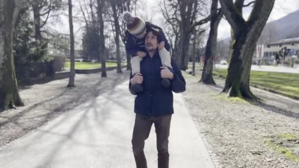 Stroll Yang Penuh Kasih Sayang Bapa Berjalan Mundur Membawa Anak — Stok Video