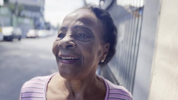 Radosne Spojrzenie Zbliżenie Uśmiechniętej Czarnej Kobiety Tętniącym Życiem Brazylijskim Deptaku — Wideo stockowe