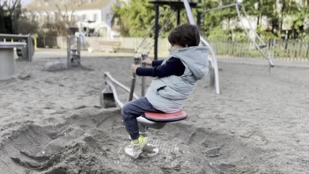 Umiejętne Gry Chłopiec Rozwija Siłę Zdolności Silnika Ręcznym Dźwigiem Sandpark — Wideo stockowe