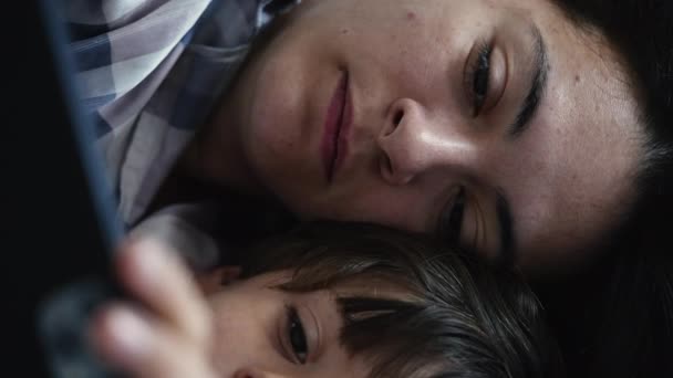 Intymne Zbliżenie Matki Dziecka Pochłonięte Oglądaniem Treści Komórce Podczas Leżenia — Wideo stockowe