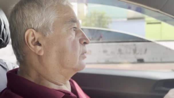 熟练驾驶的长者的士及应用司机在阳光明媚的日子驾驶So Paulo Suburbs 与乘客接触 — 图库视频影像