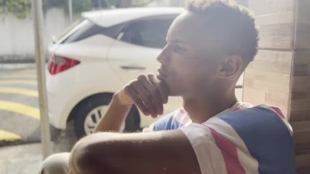 Van Bezorgdheid Tot Gelach Reactie Van Jonge Zwarte Man Een — Stockvideo