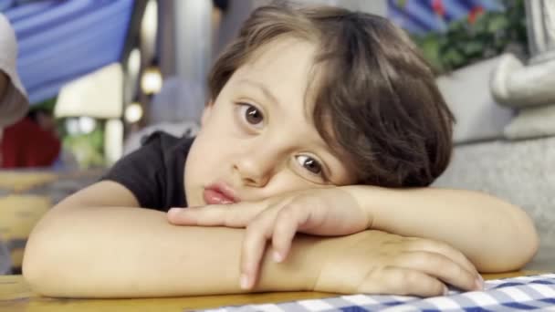 Yorgunlukla Mücadele Uykulu Çocuğun Hayal Kırıklığı Masa Arzusu — Stok video