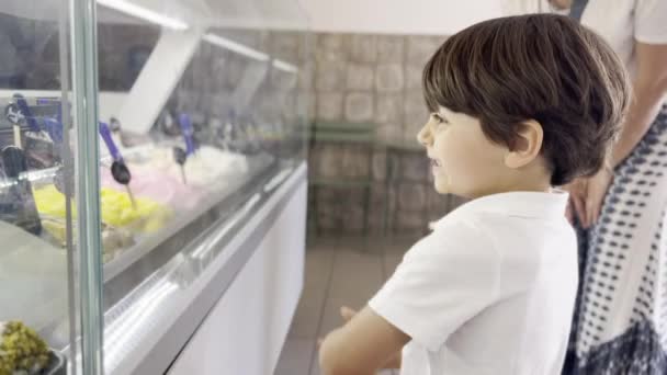 Entusiasta Ragazzo Entusiasta Ice Cream Counter Eccitazione Sovraccarico Fronte Vetro — Video Stock