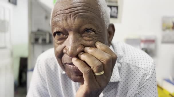 Старший Афроамериканський Джентльмен Сірим Волоссям Спираючись Лічильник Послуг — стокове відео