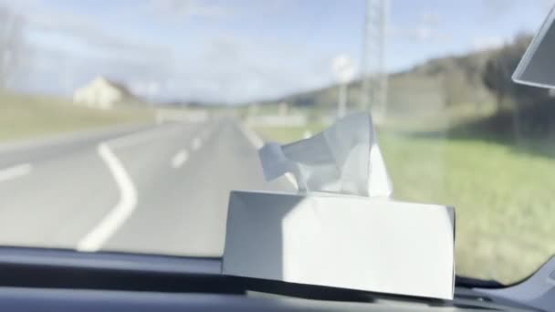 ハイウェイ トラベル 乗客の視点で車のダッシュボード上のオン コンフォート ティッシュ ボックス — ストック動画