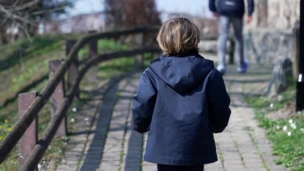 Niño Con Chaqueta Corriendo Alegremente Camino Aire Libre Participando Actividades — Vídeos de Stock