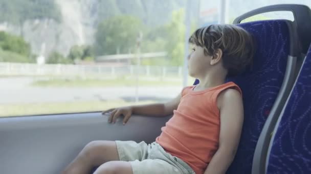 Europejska Podróż Autobusem Spokojny Chłopiec Zwiedzanie Miast Gór Pochłonięty Malowniczymi — Wideo stockowe
