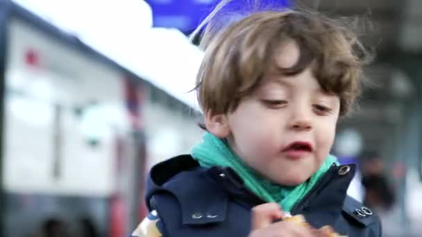 Feliz Niño Pequeño Comiendo Croissant Pie Plataforma Del Tren Con — Vídeo de stock