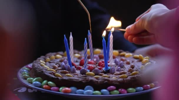 Крупный План Зажигания Свечей День Рождения Шоколадный Торт Детского Праздника — стоковое видео
