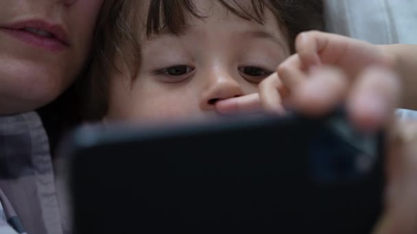 Dziecko Bliska Gapiące Się Ekran Telefonu Matką Autentyczne Dziecko Konsumujące — Wideo stockowe