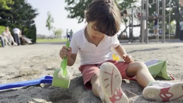 Odkryty Piaskownica Adventure Dziecko Kopanie Łopatą Zabawek Słoneczny Dzień — Wideo stockowe