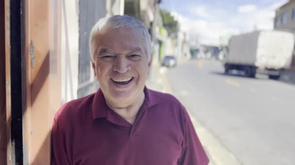 Riso Sênior Radiante Cavalheiro Cabelos Grisalhos Risadas Calçada Brasileira Sombreada — Vídeo de Stock