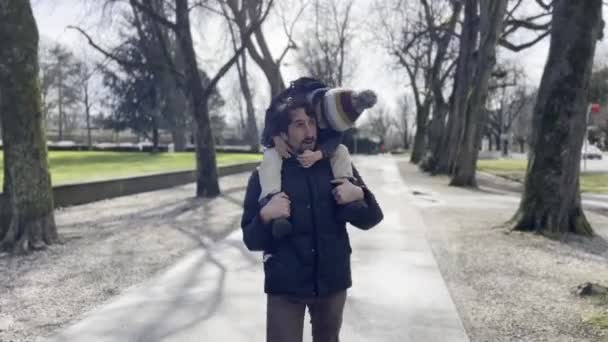 Ενθουσιασμένος Βόλτα Χαριτωμένο Αγόρι Στοργικά Αγκαλιάζει Τον Πατέρα Στο Shoulder — Αρχείο Βίντεο