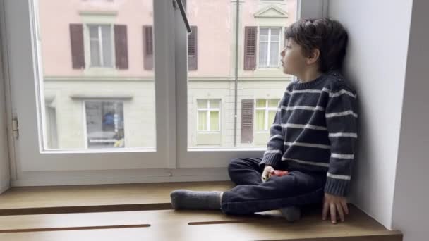 Peek Excitement Boy Holds Oversized Strawberry Window Osservando Vita Strada — Video Stock
