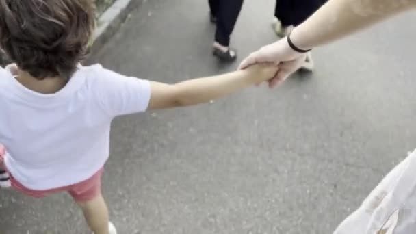 Денні Міські Пригоди Дитина Тримає Матір Руку Безпечно Ходить Тротуарах — стокове відео