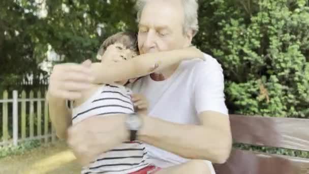 Criança Amorosa Abraça Avô Banco Estacionamento — Vídeo de Stock