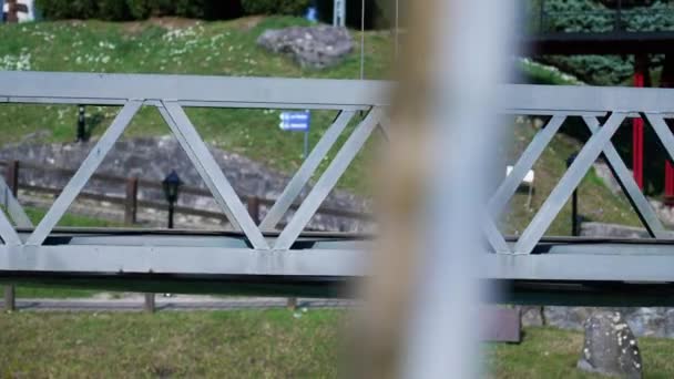 Metalowy Most Widziany Ruchu Miniaturowego Parku Pociągów Obiekt Przemysłowy — Wideo stockowe