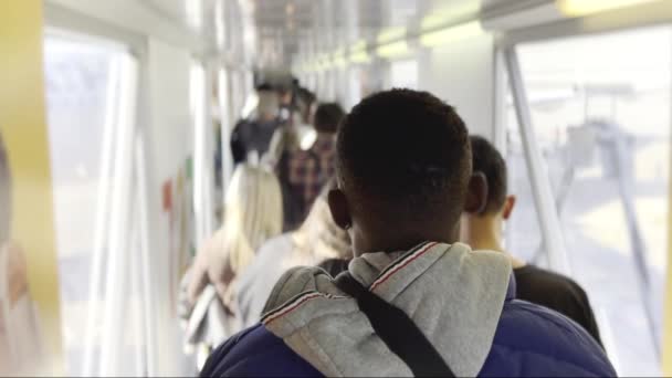 机场登机场 乘客在登机桥等候 机场月台聚光灯高耸的年轻黑人旅客 — 图库视频影像